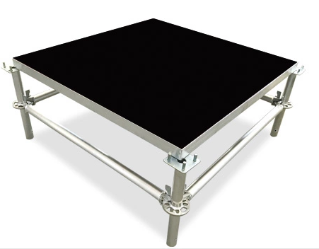 La toile de fond de mariage de concert en plein air encadre la plate-forme de scène pour la performance musicale