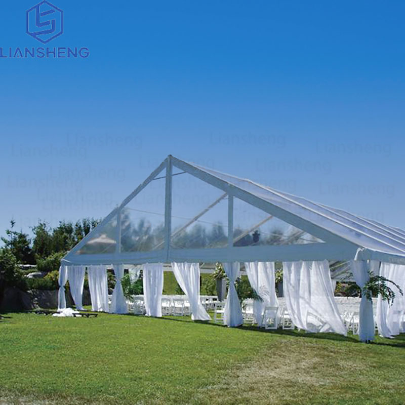 Tente claire romantique de chapiteau de mariage transparent avec des tables et des chaises 200 personnes