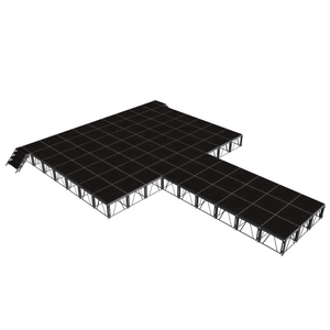 La toile de fond de mariage de concert en plein air encadre la plate-forme de scène pour la performance musicale