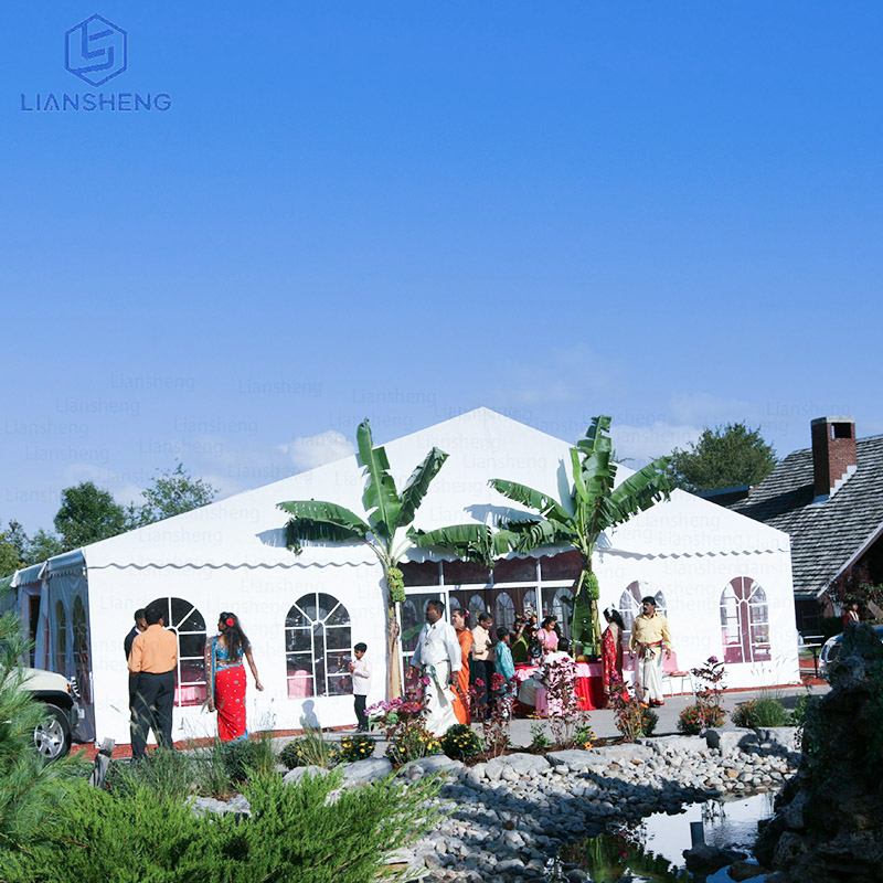 Tente claire romantique de chapiteau de mariage transparent avec des tables et des chaises 200 personnes