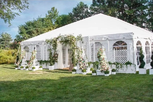 De quelle taille de tente avez-vous besoin pour 100 invités ?