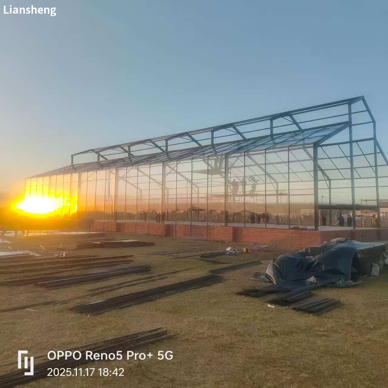 Taille et style personnalisés des tentes d'atrium extérieur conçues spécifiquement pour les rassemblements, les mariages et les événements à grande échelle