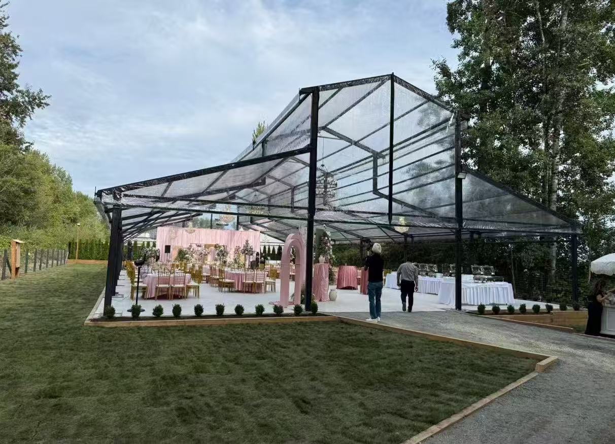 Tentes atrium spécialement conçues pour les mariages, les événements et les espaces extérieurs