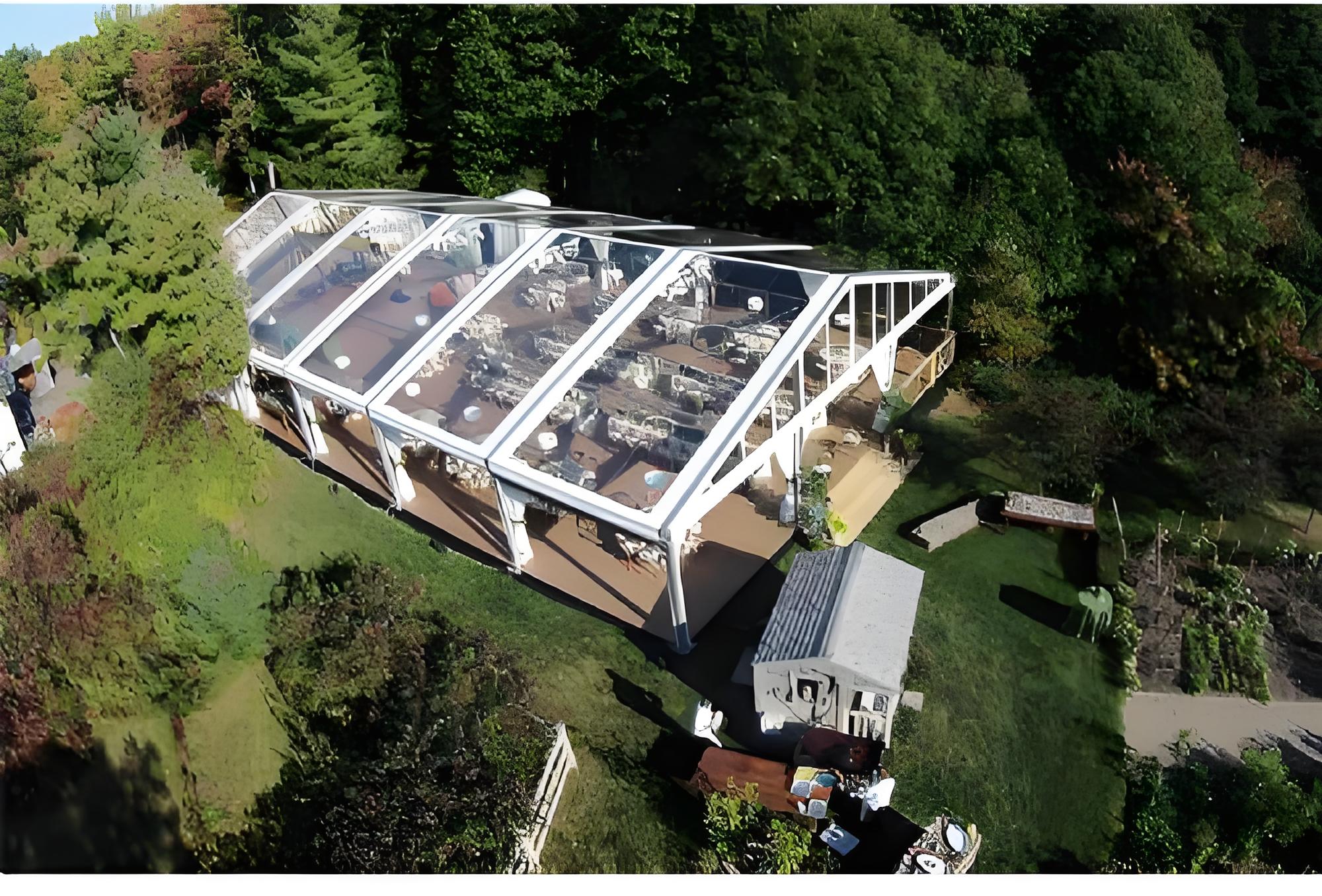 Tente durable à structure en A avec parois latérales en verre PVC et poteaux en aluminium pour applications industrielles et événementielles