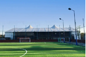 Tentes de sport en aluminium contre. Tentes traditionnelles en tissu : quelle est la meilleure solution pour le sport ?