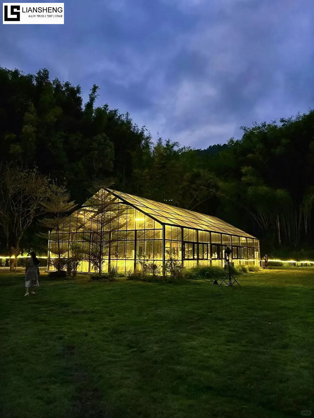 Tente à toit transparent et parois en verre – Structure événementielle transparente de luxe