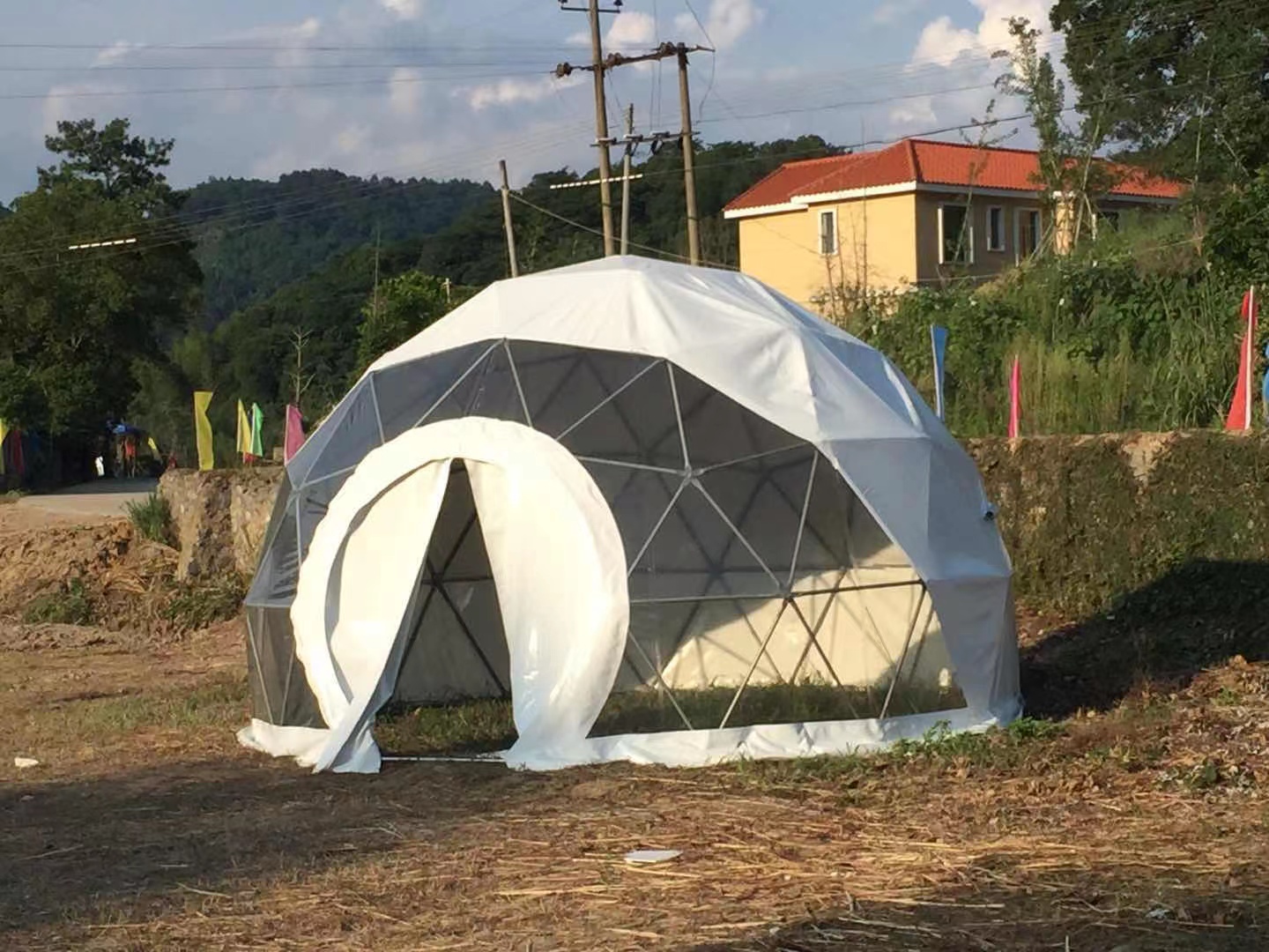Tentes à dôme géodésique pour événements modernes et espaces de luxe